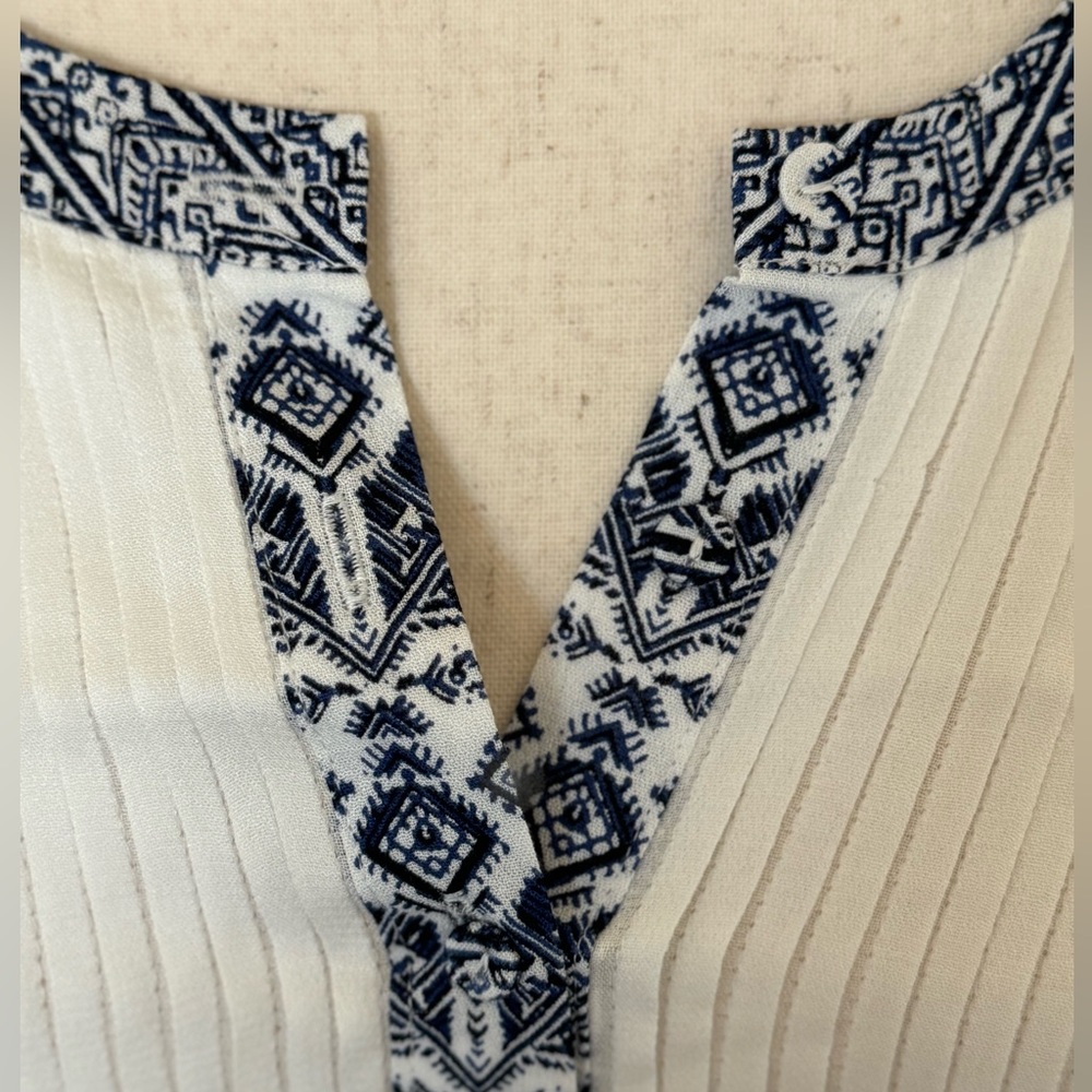 NWT | Daniel Rainn | Amely Boho Split Neck Top | White/Navy | Medium - Picture 3 of 10